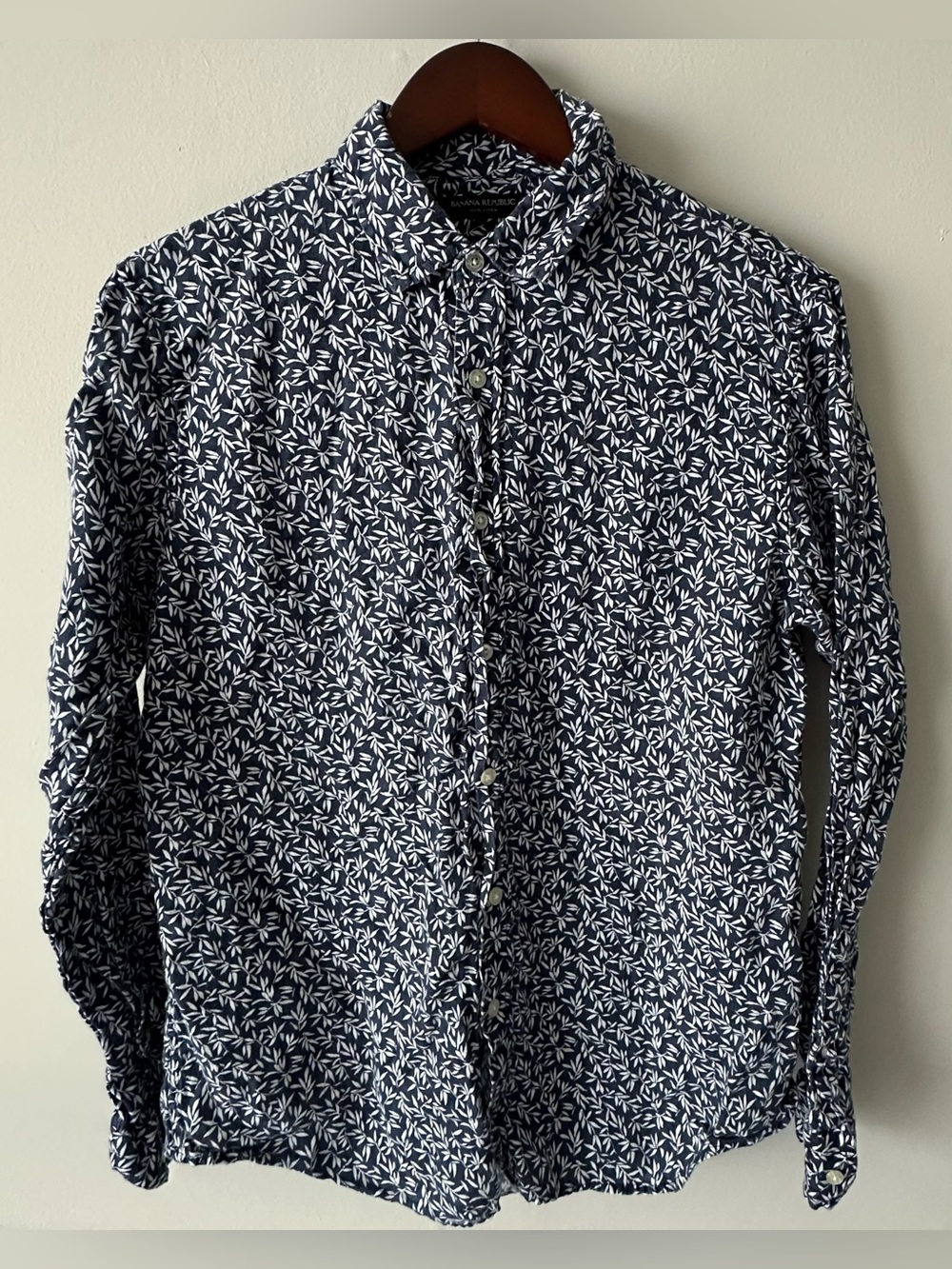 Banana Republic slim fit medium 100% linen long sleeve button down shirt